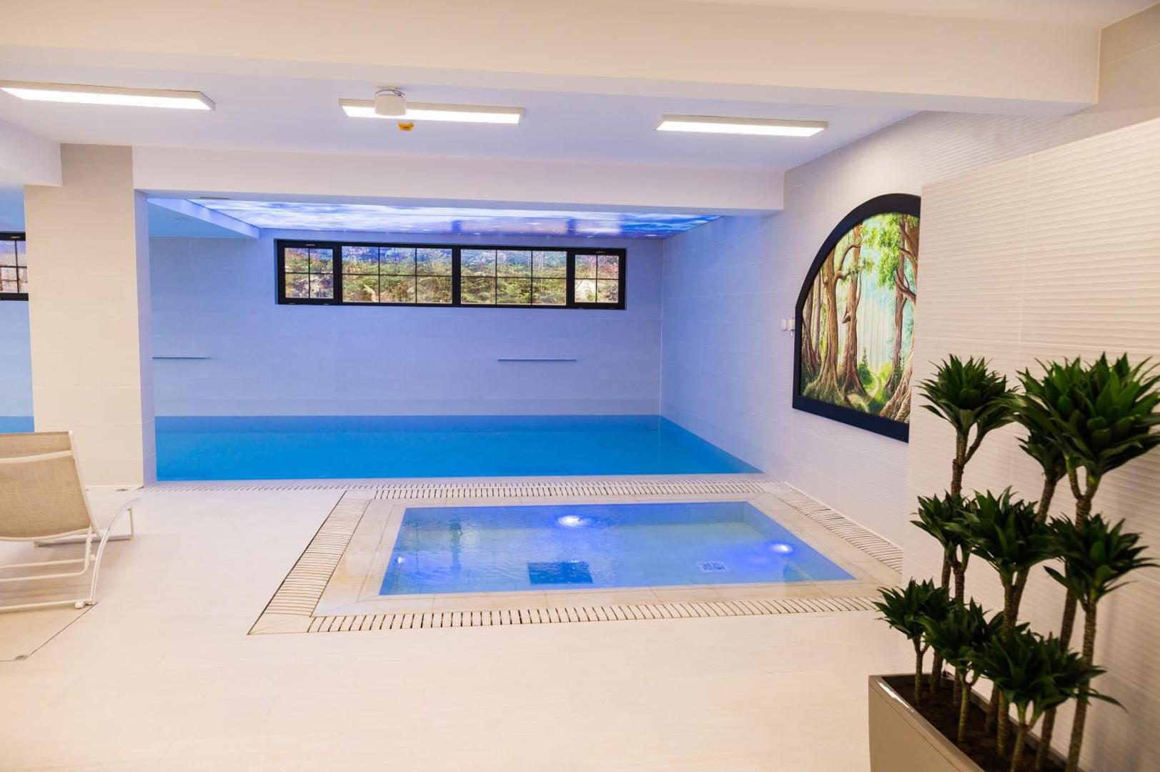 Piatra Pinului Ski & Spa – piscina interioară cu cadă cu hidromasaj Piatra Pinului Ski & Spa – piscina interioară cu cadă cu hidromasaj