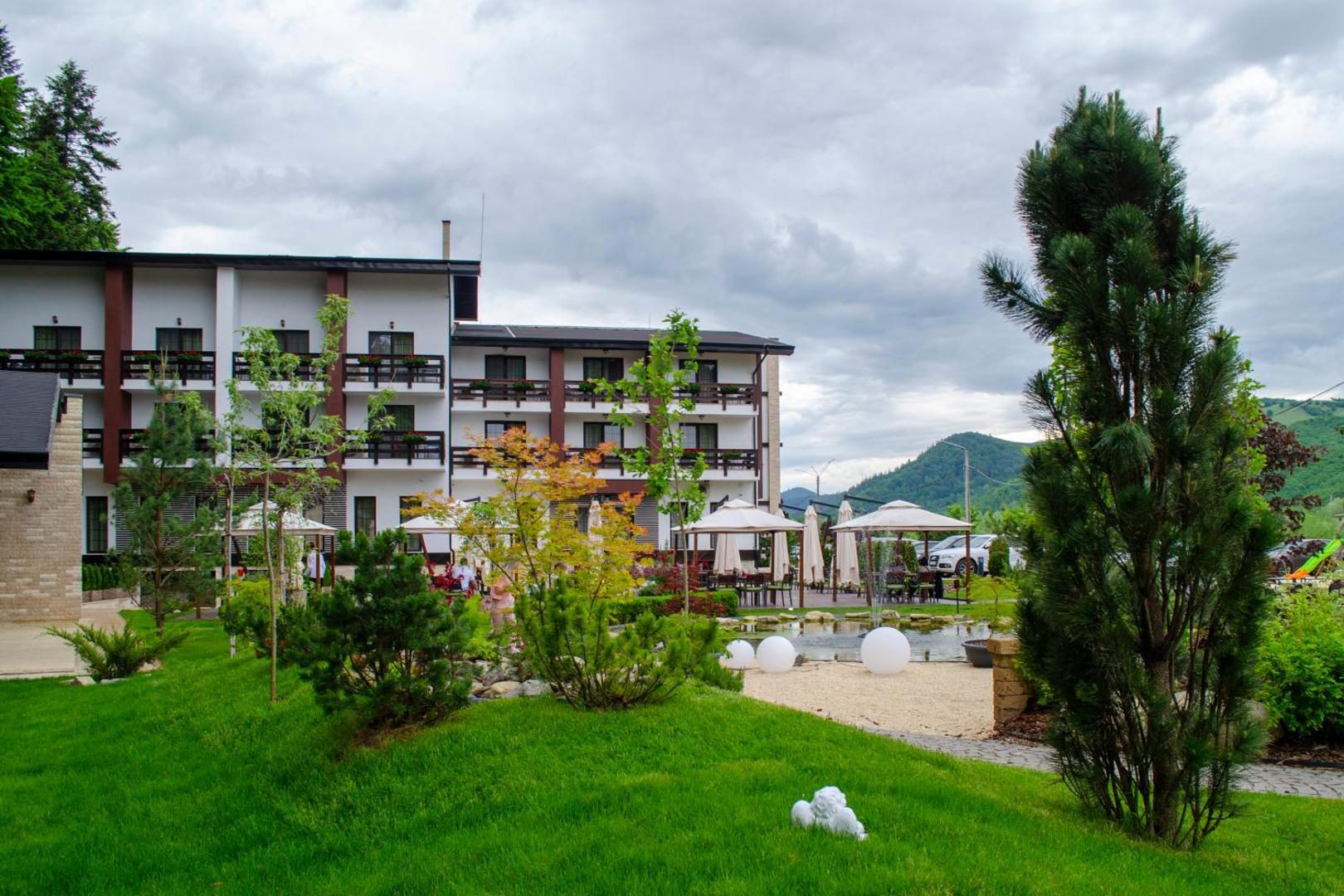 Piatra Pinului Ski & Spa – exteriorul hotelului în Gura Humorului Piatra Pinului Ski & Spa – exteriorul hotelului în Gura Humorului