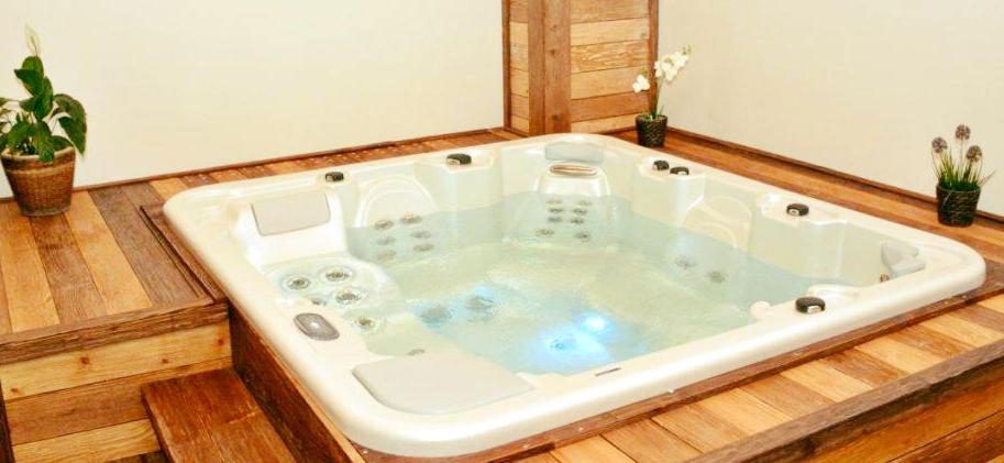 Cadă cu hidromasaj în zona de wellness de la Popasul Domnesc Cadă cu hidromasaj în zona de wellness de la Popasul Domnesc