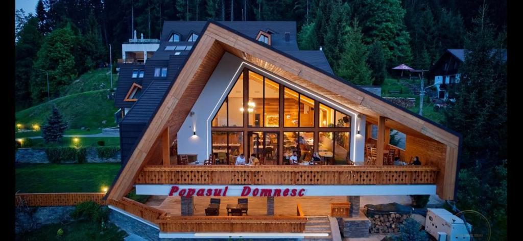 Popasul Domnesc – Resort & Spa, clădire în stil montan în Voroneț Popasul Domnesc – Resort & Spa, clădire în stil montan în Voroneț