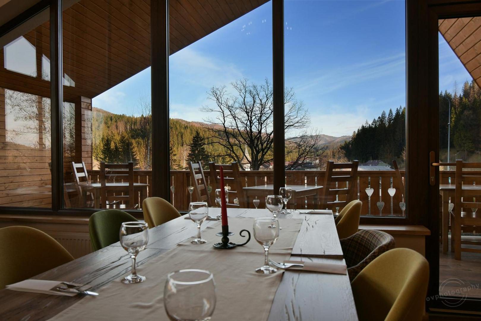 Restaurant cu vedere spre terasă la Popasul Domnesc Restaurant cu vedere spre terasă la Popasul Domnesc