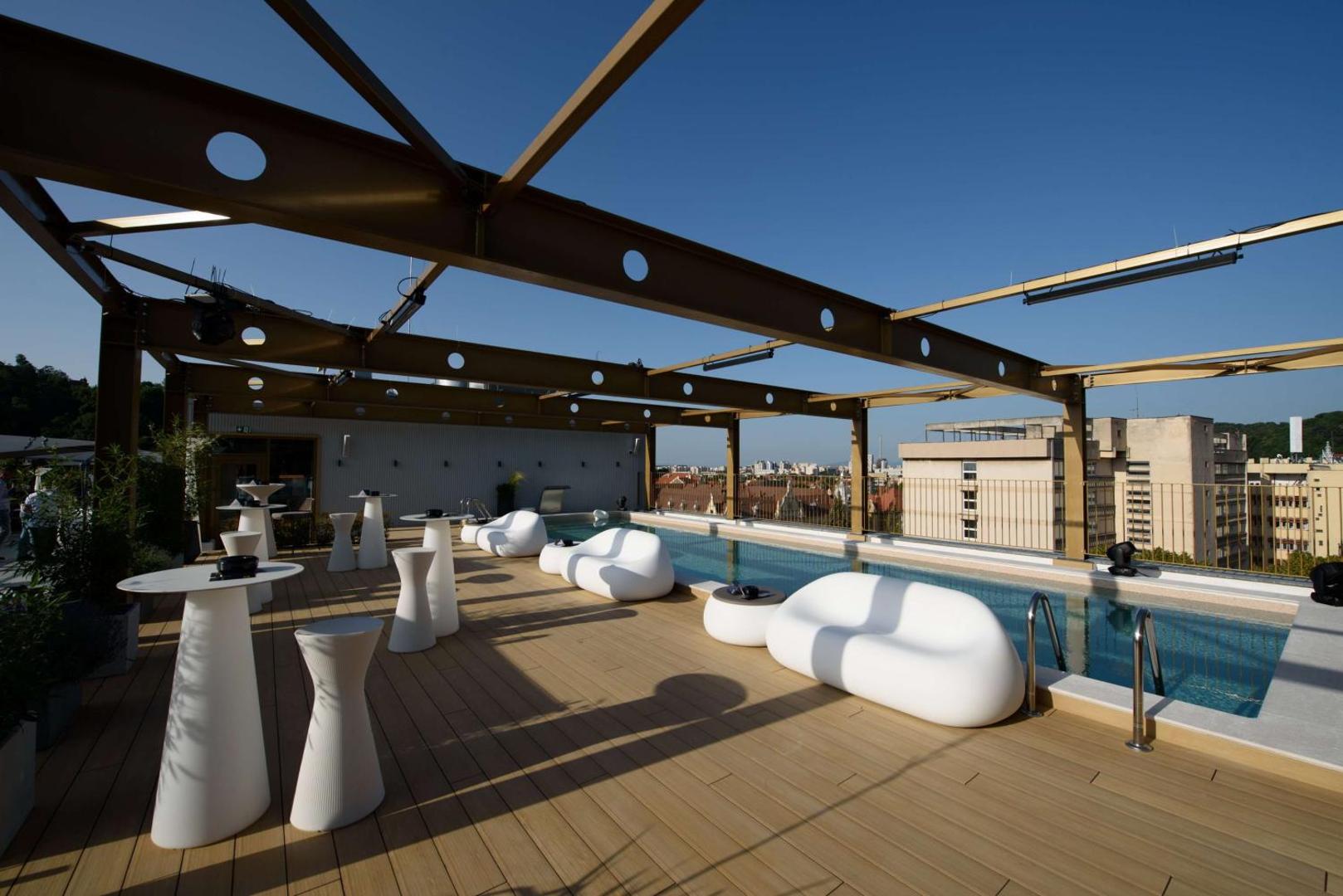 Radisson Blu Aurum Hotel Brașov – piscina rooftop și bar cu vedere panoramică Radisson Blu Aurum Hotel Brașov – piscina rooftop și bar cu vedere panoramică