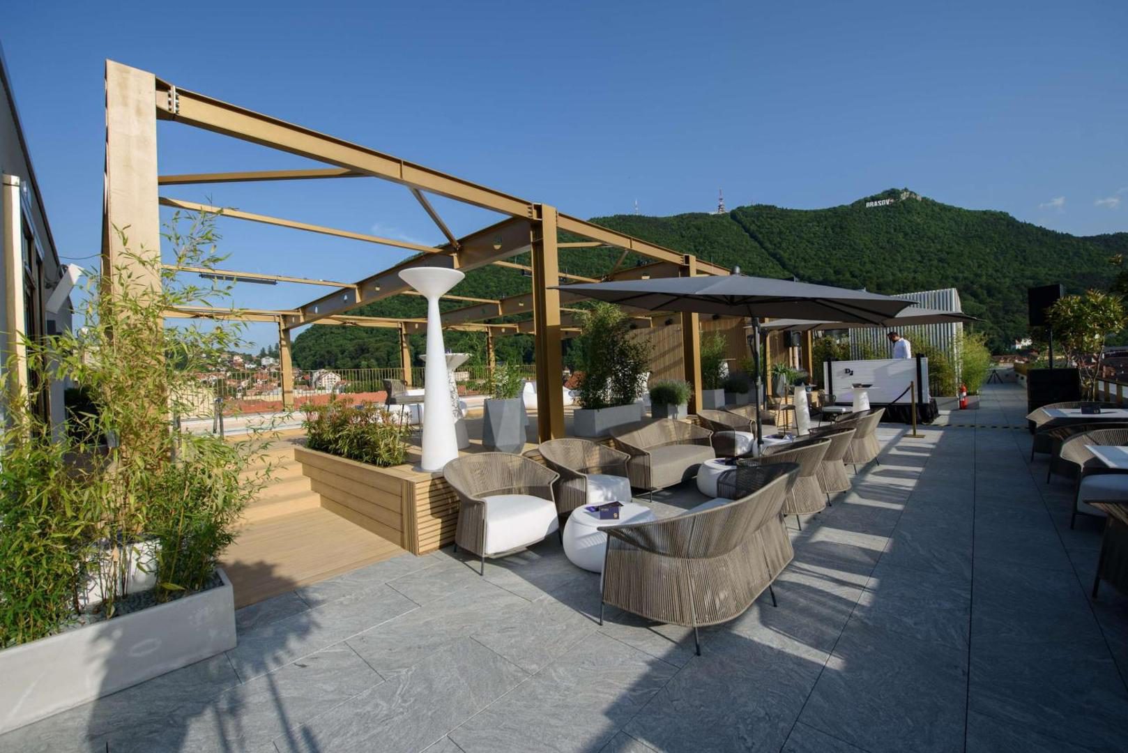Radisson Blu Aurum Hotel Brașov – terasa rooftop cu vedere spre Tâmpa Radisson Blu Aurum Hotel Brașov – terasa rooftop cu vedere spre Tâmpa