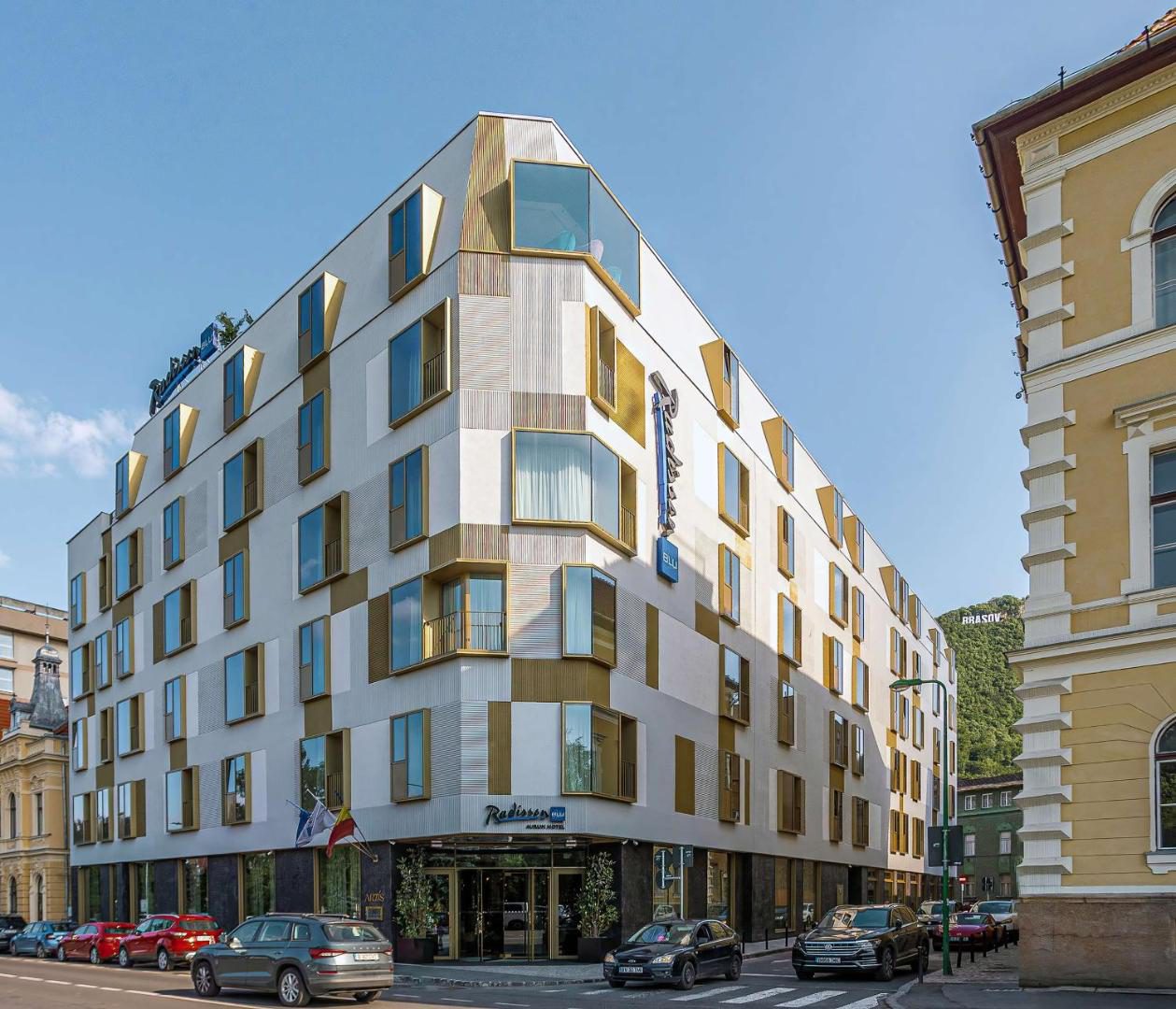 Radisson Blu Aurum Hotel Brașov – fațada modernă în centrul orașului Radisson Blu Aurum Hotel Brașov – fațada modernă în centrul orașului