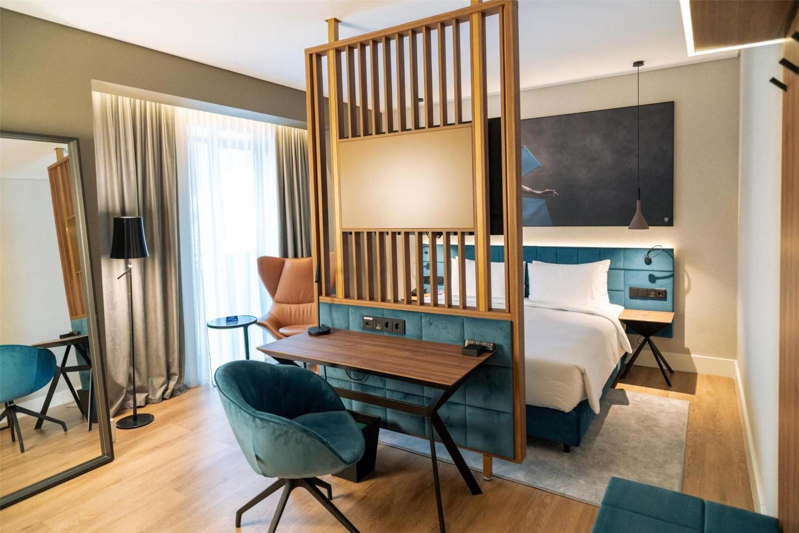 Radisson Blu Aurum Hotel Brașov – suită cu birou și zonă de living Radisson Blu Aurum Hotel Brașov – suită cu birou și zonă de living