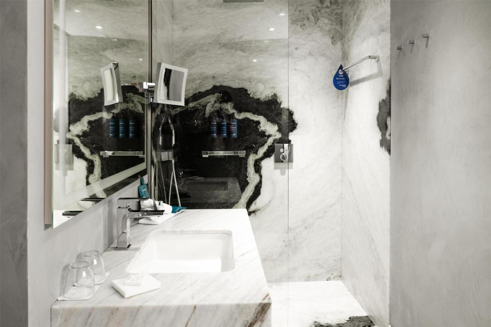 Radisson Blu Aurum Hotel Brașov – baie cu marmură și duș walk-in Radisson Blu Aurum Hotel Brașov – baie cu marmură și duș walk-in