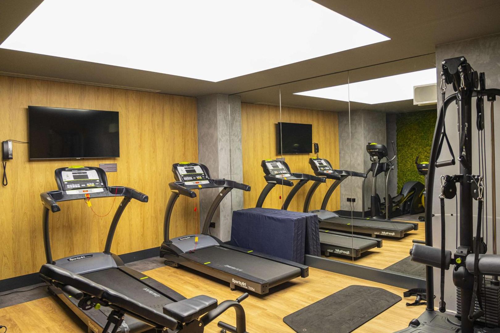 Radisson Blu Aurum Hotel Brașov – sală de fitness cu echipamente moderne Radisson Blu Aurum Hotel Brașov – sală de fitness cu echipamente moderne