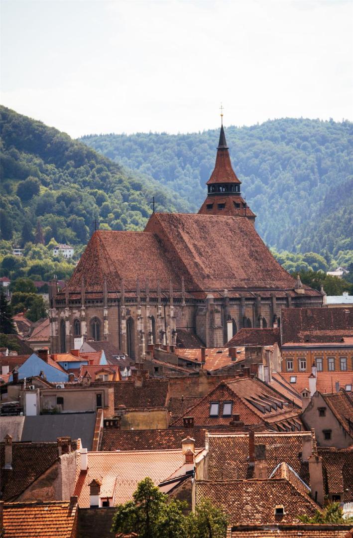 Radisson Blu Aurum Hotel Brașov – vedere de pe rooftop spre Biserica Neagră Radisson Blu Aurum Hotel Brașov – vedere de pe rooftop spre Biserica Neagră