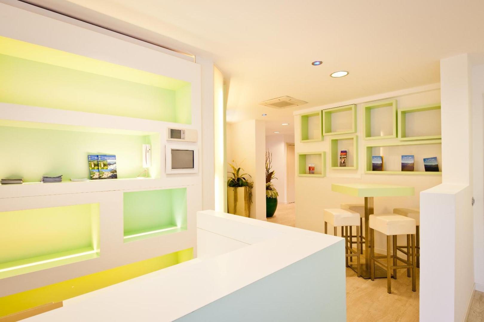 Residence Lenno – receptie moderna cu design alb si verde, zona de asteptare si expozitie de ghiduri turistice, Lenno Residence Lenno – receptie moderna cu design alb si verde, zona de asteptare si expozitie de ghiduri turistice, Lenno