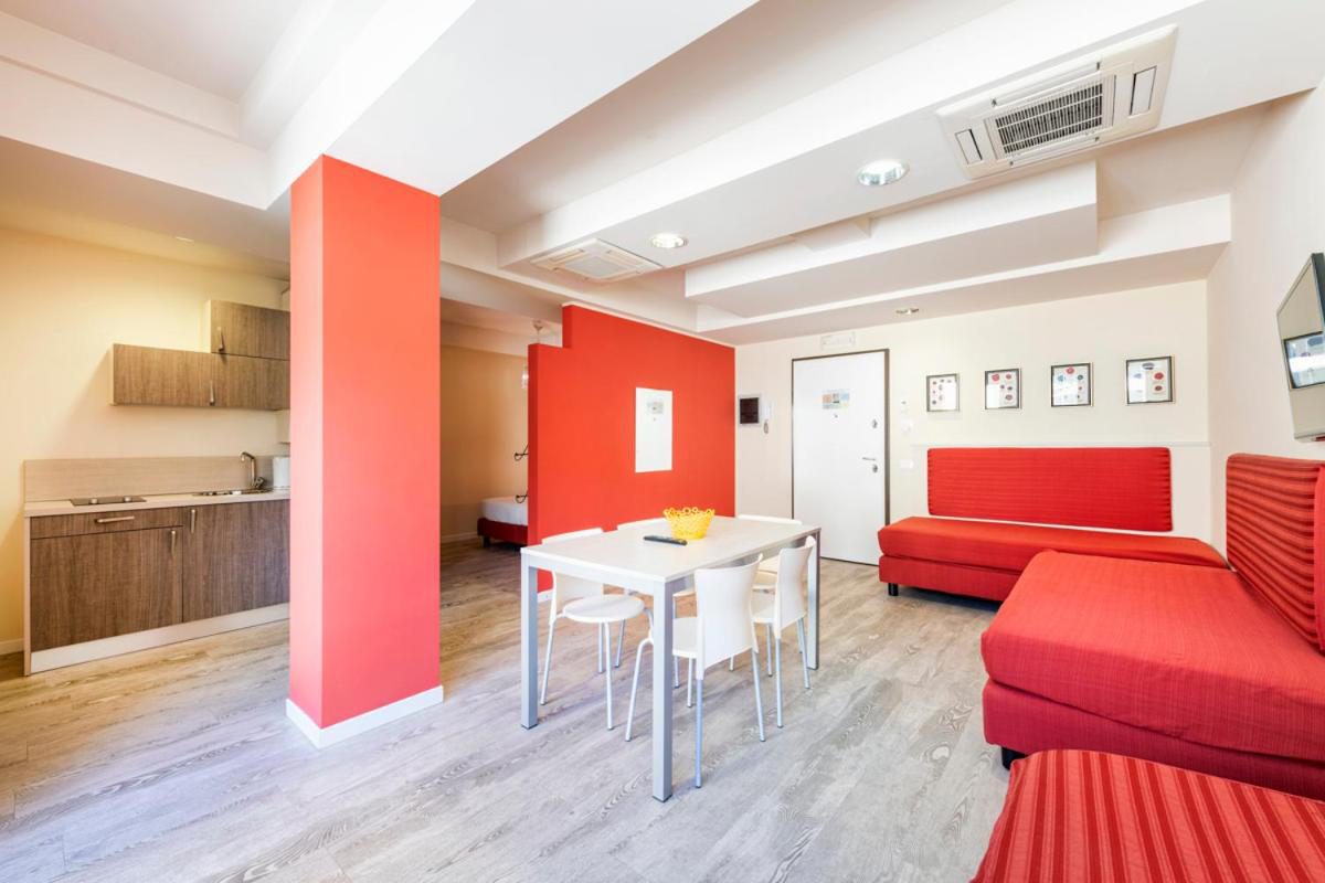 Residence Lenno – apartament spatios cu zona de living rosie, masa dining si bucatarie deschisa, Lenno Residence Lenno – apartament spatios cu zona de living rosie, masa dining si bucatarie deschisa, Lenno