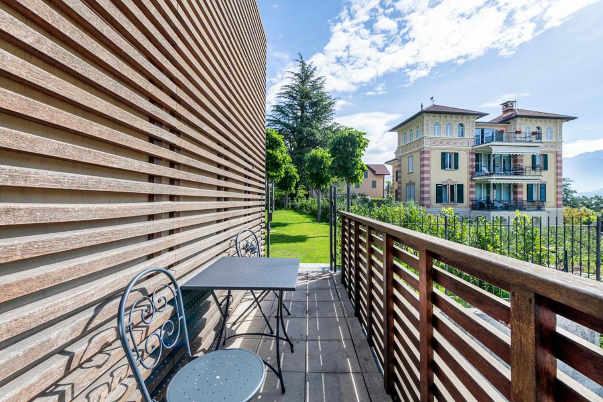 Residence Lenno – balcon privat cu masa si scaune din fier forjat, cu vedere la gradina si vila vecina clasica, Lenno Residence Lenno – balcon privat cu masa si scaune din fier forjat, cu vedere la gradina si vila vecina clasica, Lenno