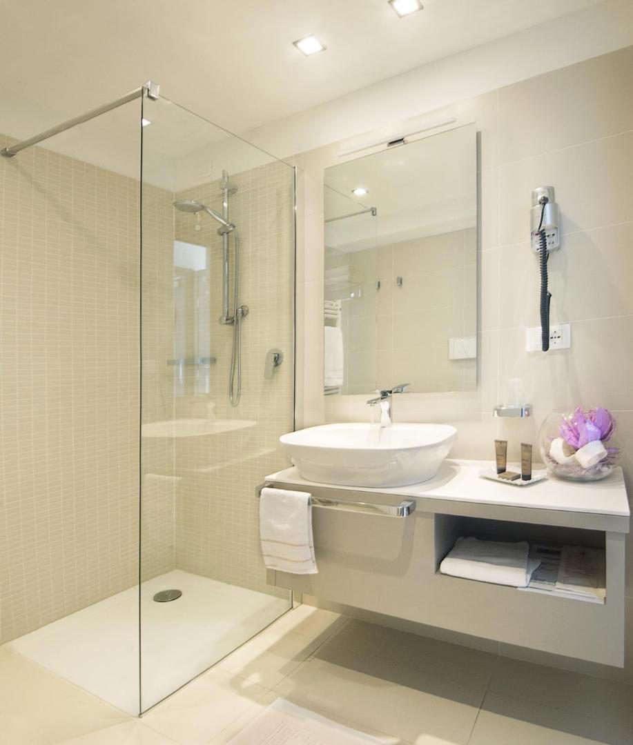 Seven Park Hotel – baie moderna cu dus walk-in, chiuveta suspendata si accesorii spa, Colico, Lacul Como Seven Park Hotel – baie moderna cu dus walk-in, chiuveta suspendata si accesorii spa, Colico, Lacul Como