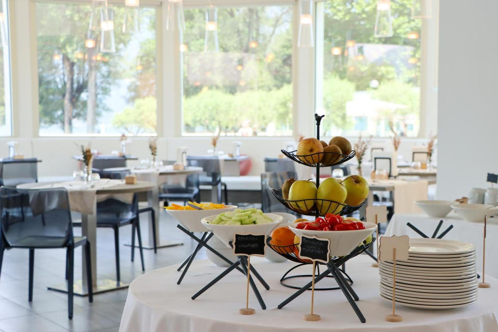 Seven Park Hotel – bufet de mic dejun cu fructe proaspete la restaurantul SUNSET Bistrot cu vedere la gradina, Colico Seven Park Hotel – bufet de mic dejun cu fructe proaspete la restaurantul SUNSET Bistrot cu vedere la gradina, Colico