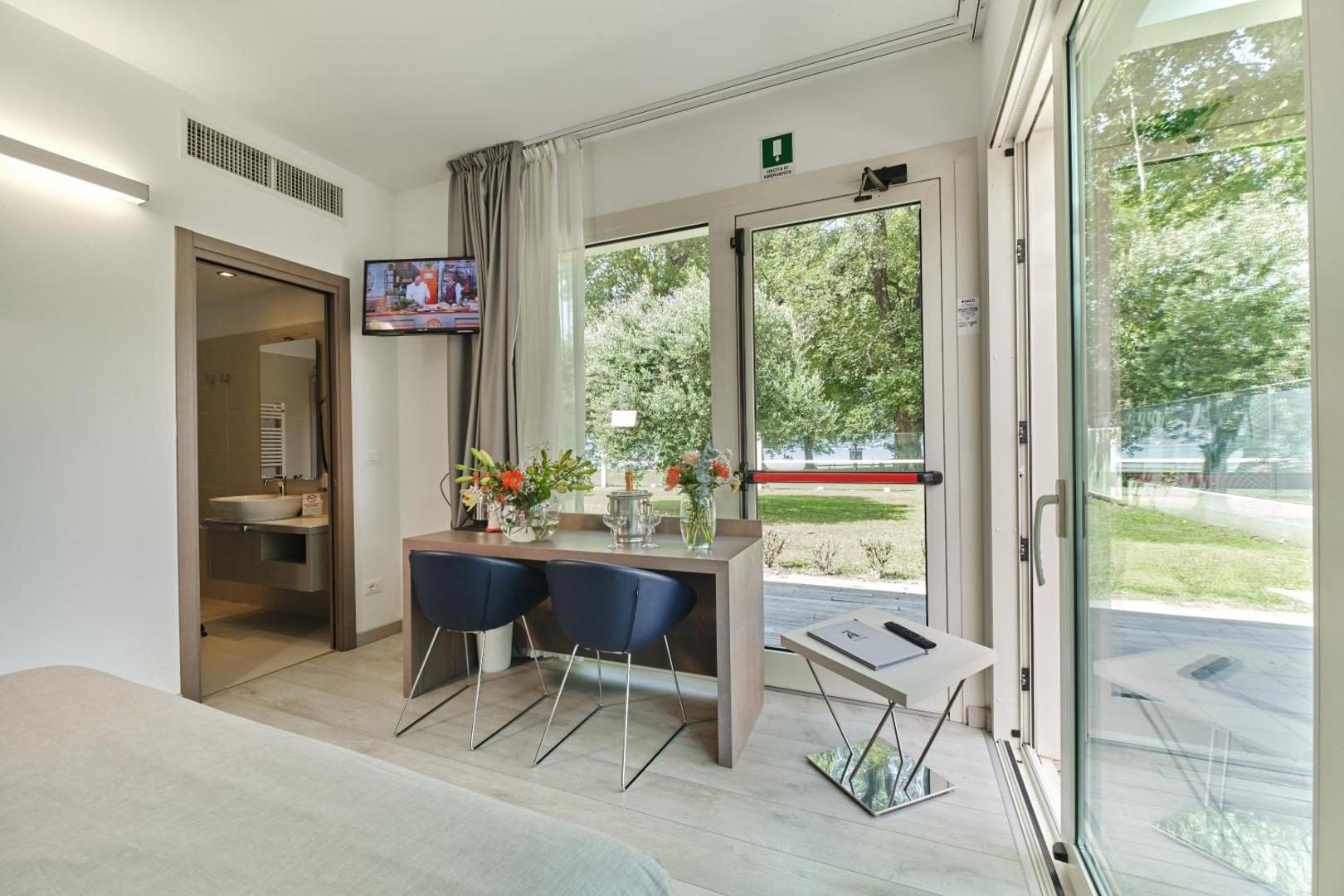 Seven Park Hotel – camera confortabila cu birou, TV si usa spre terasa cu gradina, Colico, Lacul Como Seven Park Hotel – camera confortabila cu birou, TV si usa spre terasa cu gradina, Colico, Lacul Como