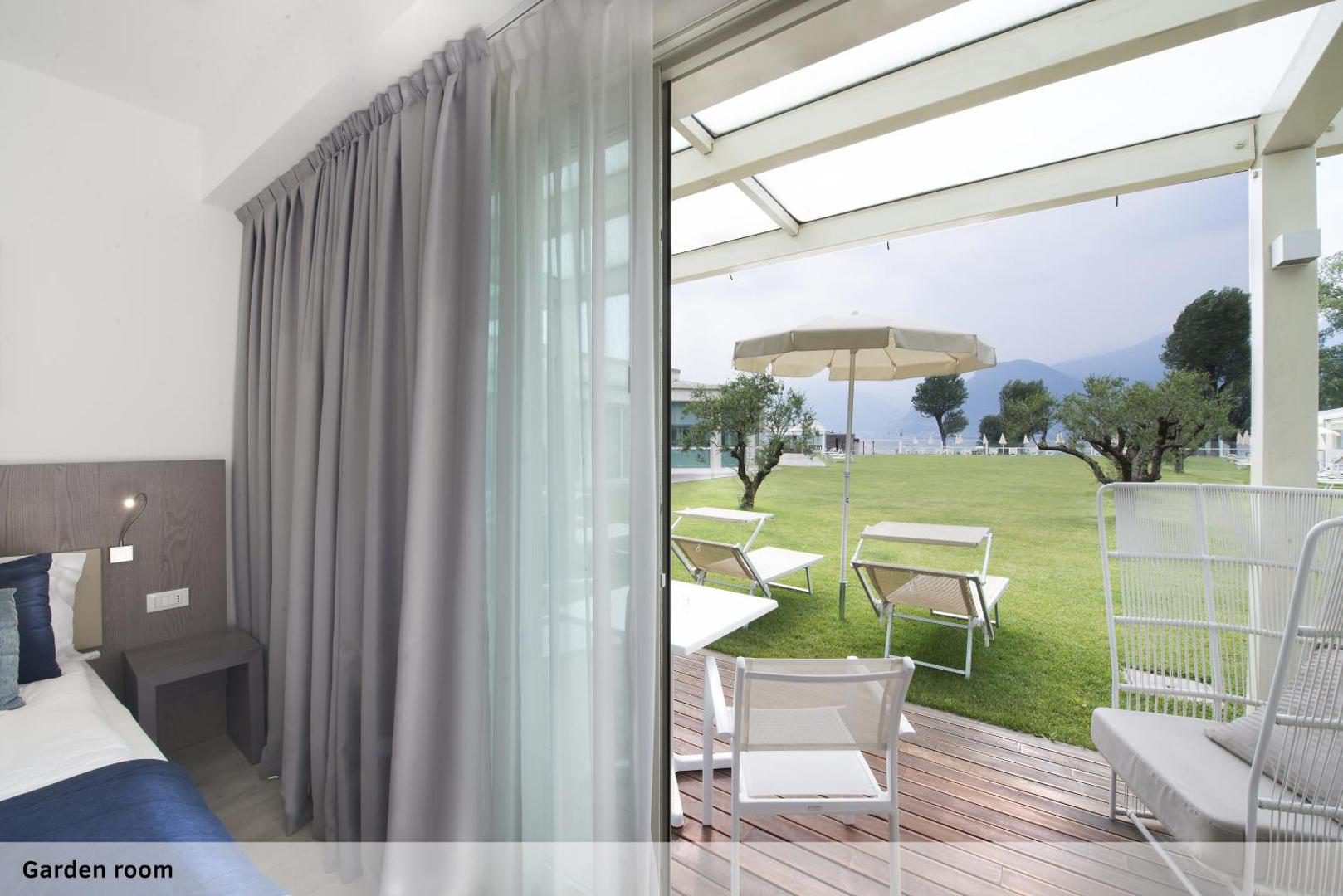 Seven Park Hotel – camera garden cu terasa privata pe deck din lemn, sezlonguri si vedere la gradina cu maslin, Colico Seven Park Hotel – camera garden cu terasa privata pe deck din lemn, sezlonguri si vedere la gradina cu maslin, Colico