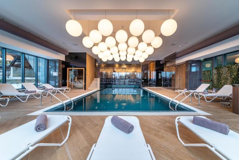 Complex Hotelier COTA O MIE – piscină interioară încălzită cu șezlonguri, Sinaia