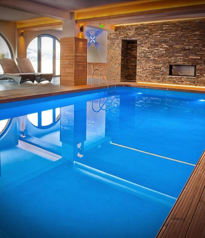 Domeniul Dornei – piscina interioară încălzită cu vedere