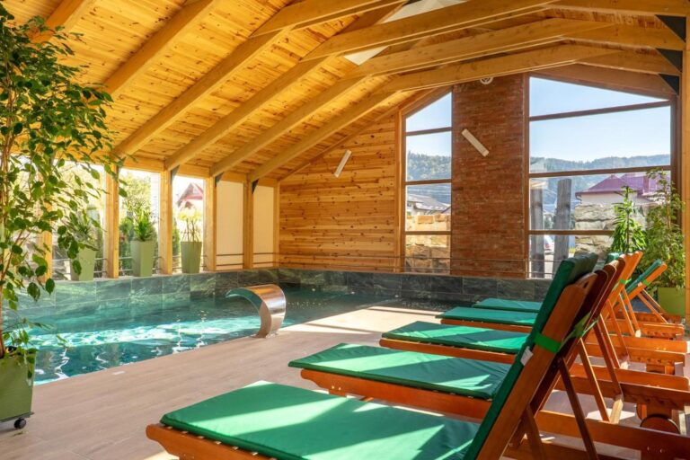 Forest Green & Spa – piscina interioară încălzită cu șezlonguri