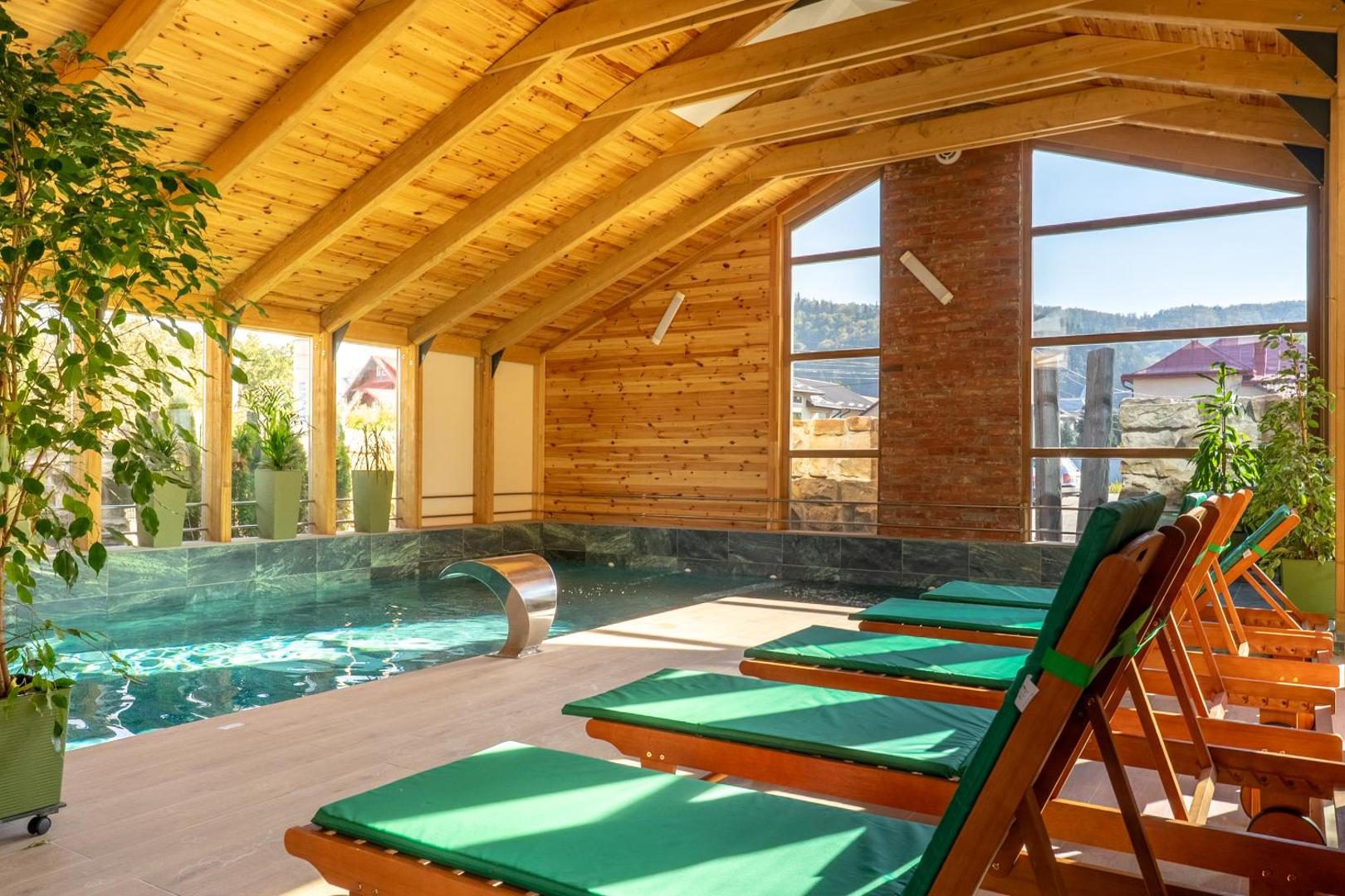 Forest Green & Spa – piscina interioară încălzită cu șezlonguri