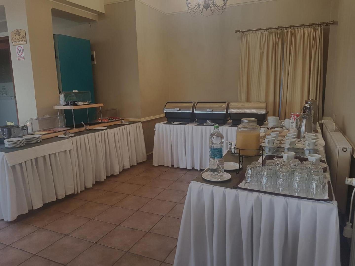 GARDEN Club Brașov – piscina exterioară încălzită cu șezlonguri GARDEN Club Brașov – piscina exterioară încălzită cu șezlonguri