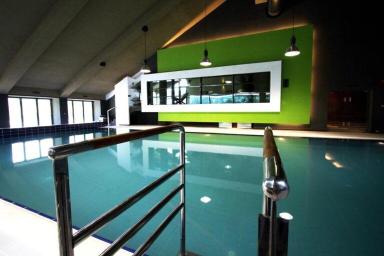 Hotel Orizont Predeal – piscina interioară cu șezlonguri