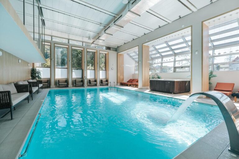 Hotel Sinaia – piscină interioară cu luminator și șezlonguri