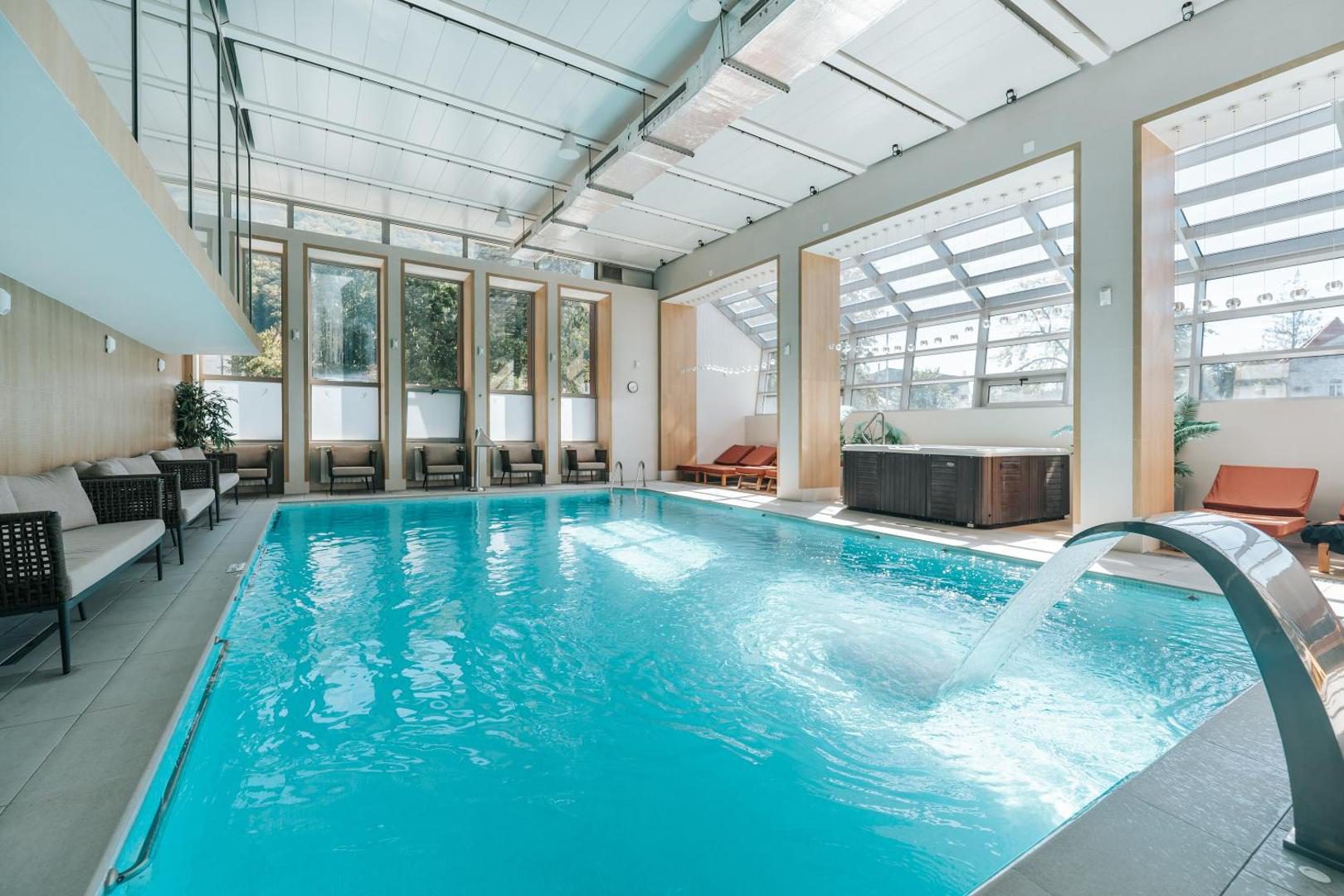 Hotel Sinaia – piscină interioară cu luminator și șezlonguri