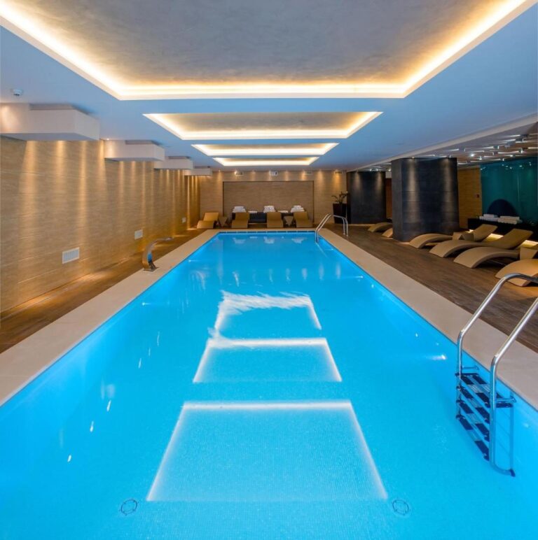 Kronwell Brasov Hotel – piscina interioară încălzită de la Belaqva Spa and Wellness