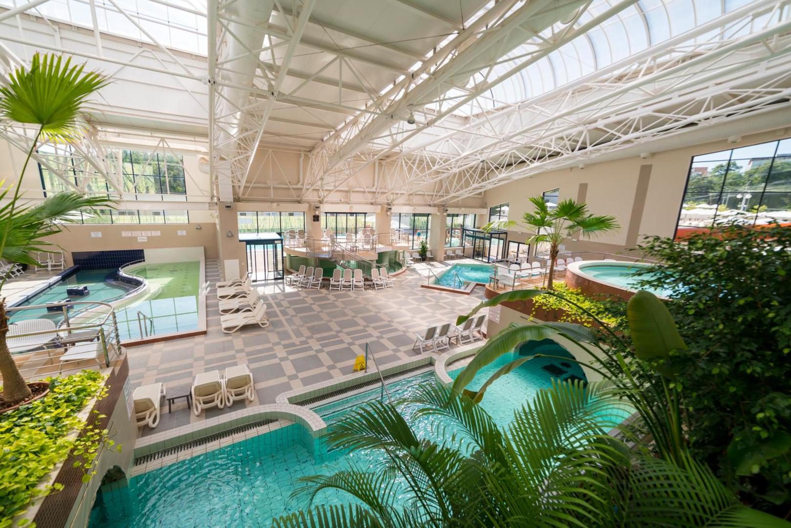 Lotus Therm Spa & Luxury Resort – piscină interioară încălzită sub acoperiș de sticlă