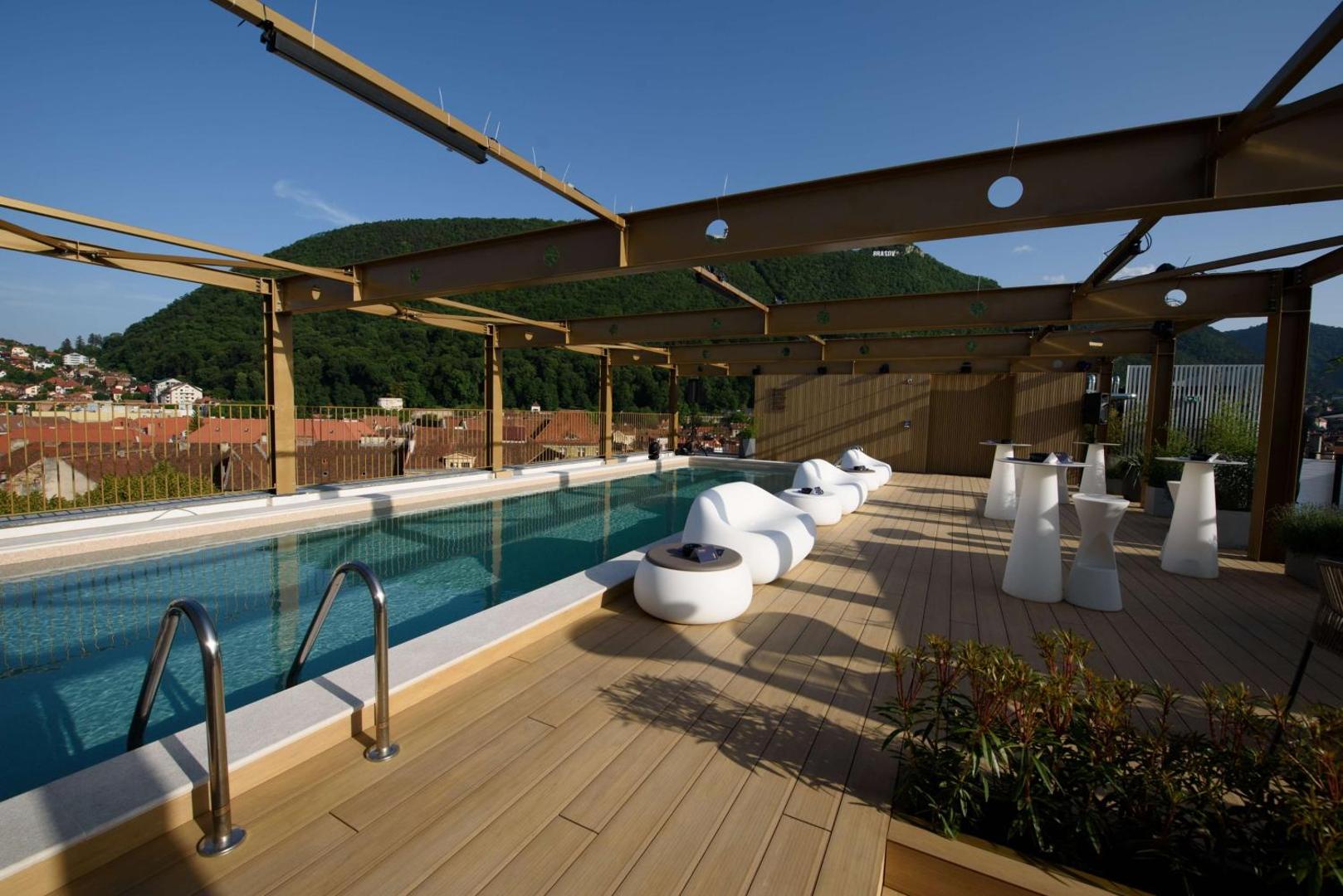 Radisson Blu Aurum Hotel Brașov – piscina rooftop cu vedere spre Muntele Tâmpa
