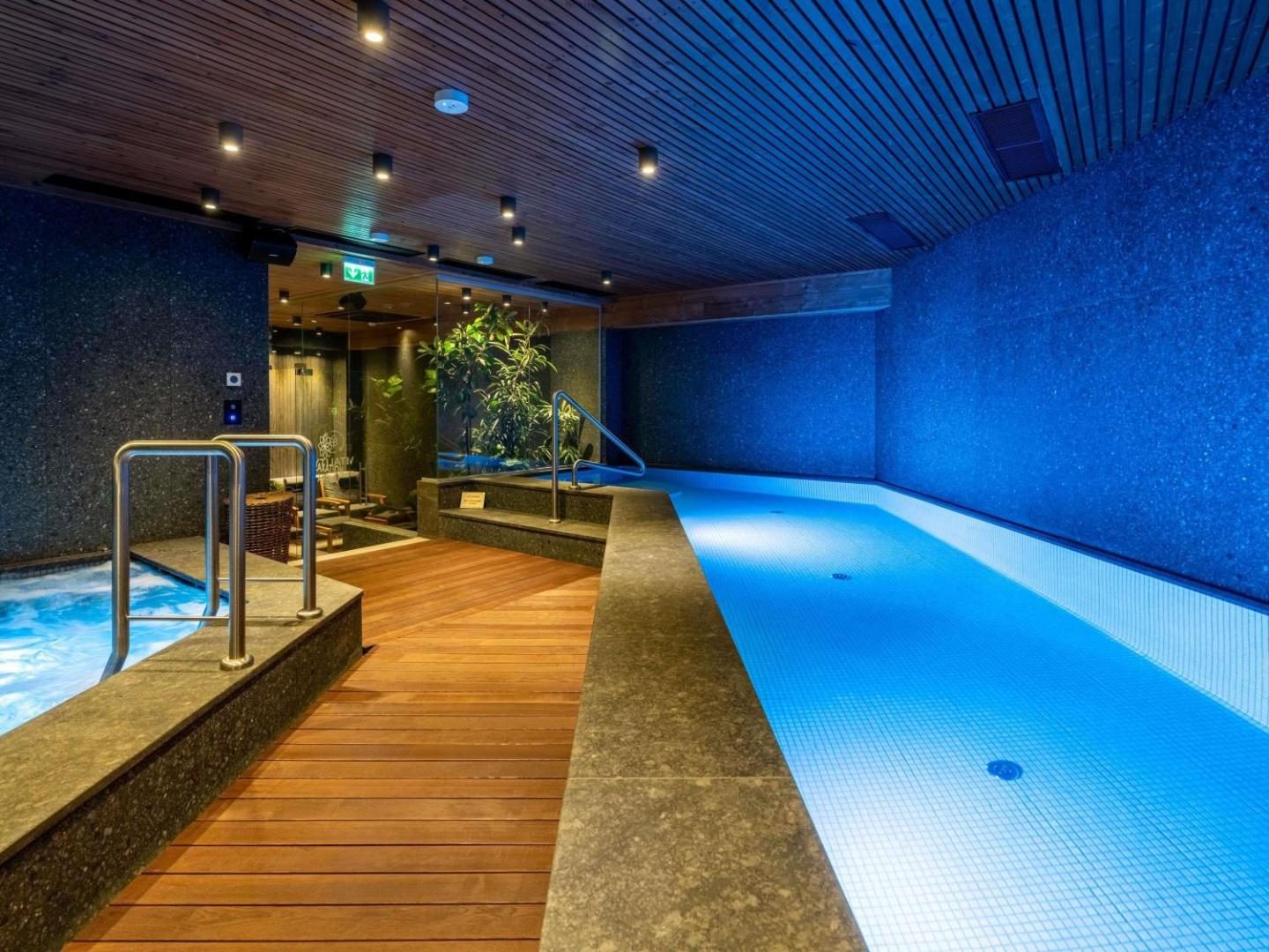 Swissôtel Poiana Brașov – piscină interioară încălzită Swissôtel Poiana Brașov – piscină interioară încălzită
