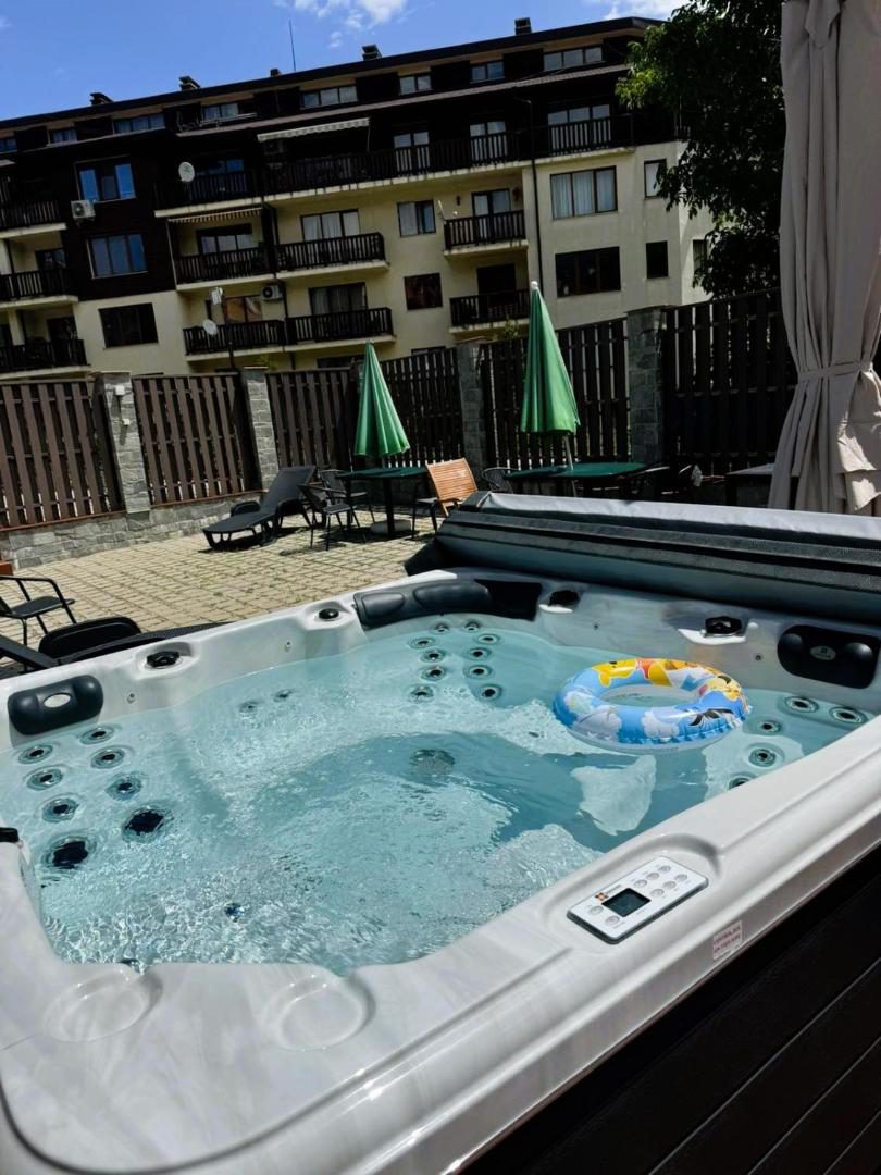 7 Pools SPA Boutique Hotel – terasă acoperită cu jacuzzi 7 Pools SPA Boutique Hotel – terasă acoperită cu jacuzzi