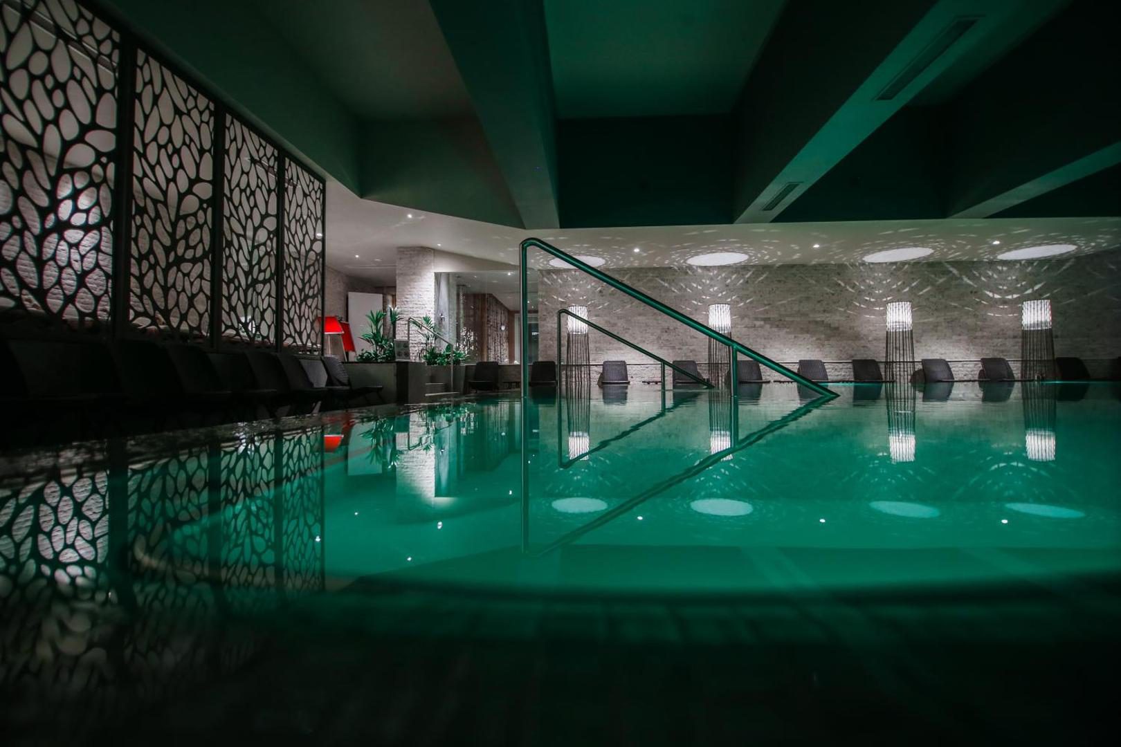 Bacolux Afrodita – piscina interioară, altă perspectivă Bacolux Afrodita – piscina interioară, altă perspectivă