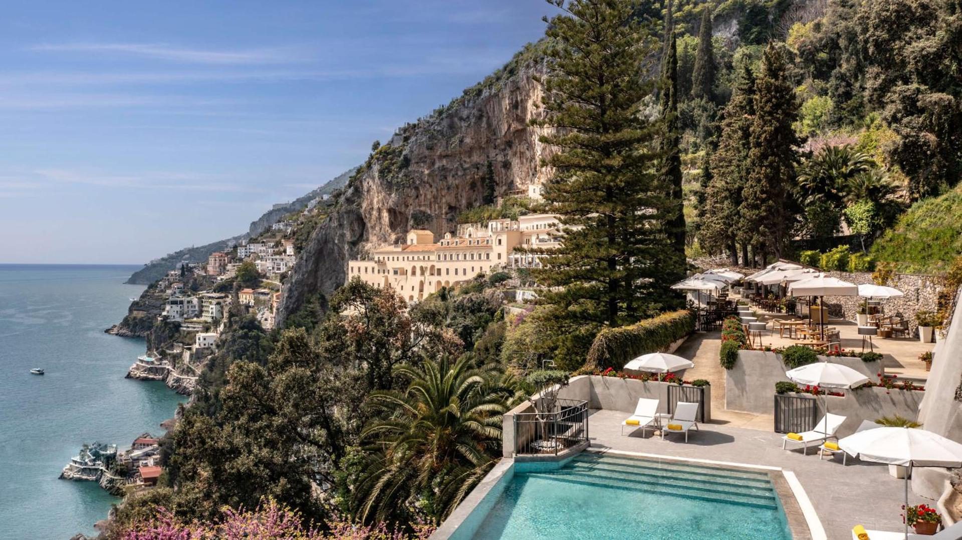Anantara Convento di Amalfi – piscina infinity pe terasa cu sezlonguri, fosta manastire pe stanca si Coasta Amalfitana in fundal