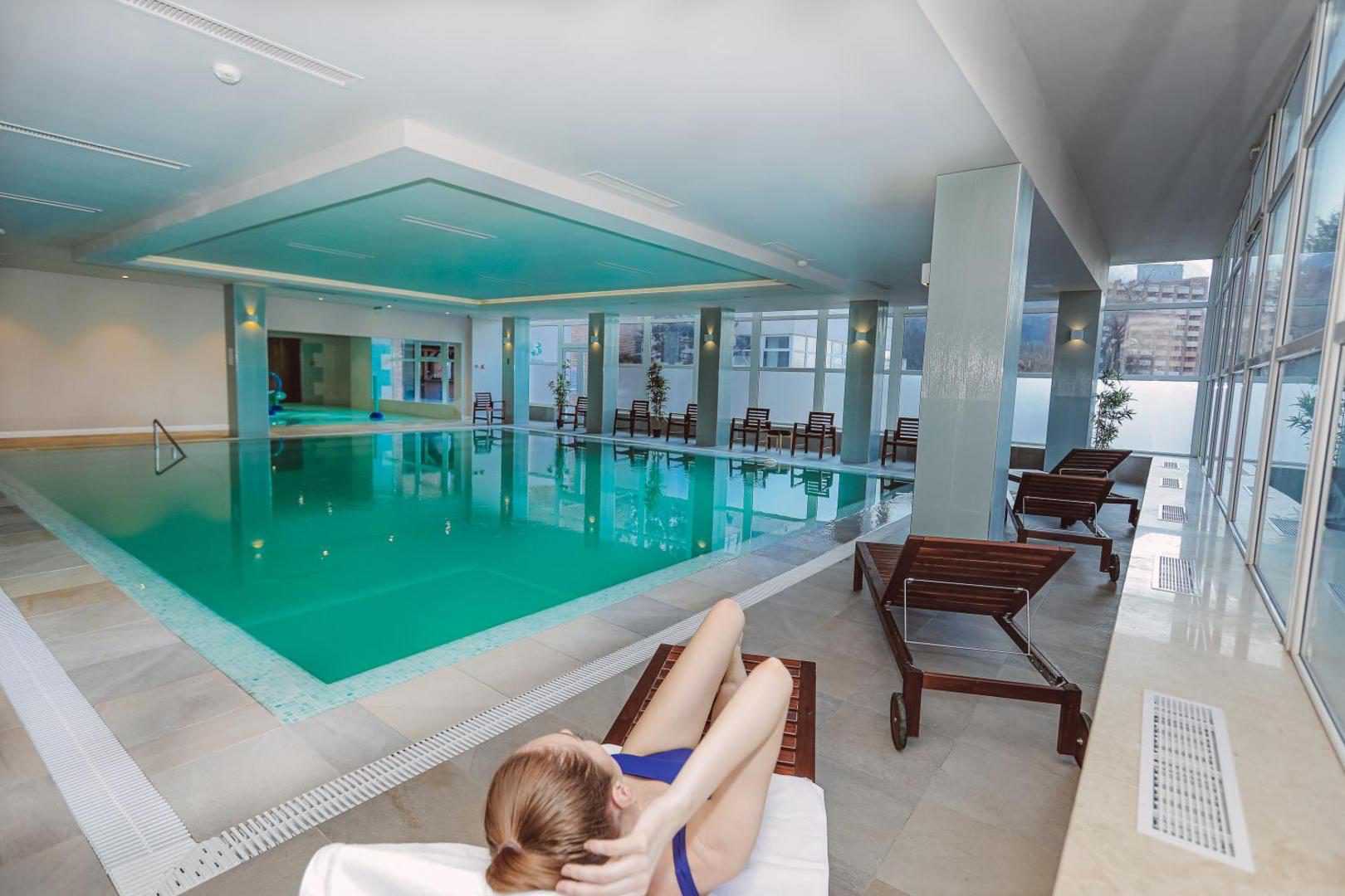 Bacolux Diana Herculane – piscina interioară cu șezlonguri Bacolux Diana Herculane – piscina interioară cu șezlonguri