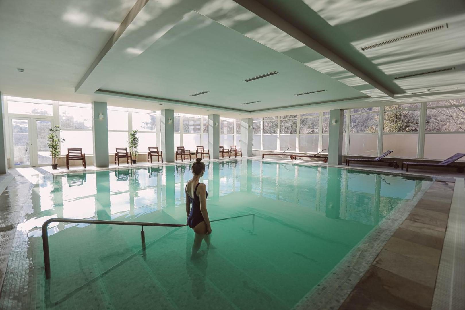 Bacolux Diana Herculane – piscină interioară spațioasă Bacolux Diana Herculane – piscină interioară spațioasă