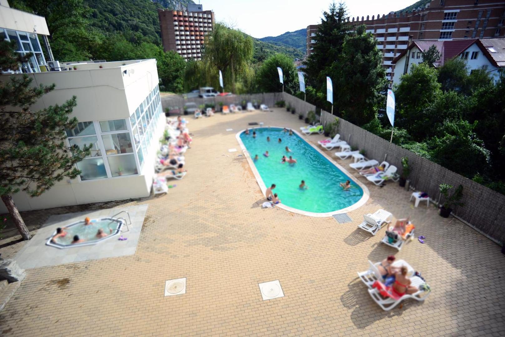 Bacolux Diana Herculane – piscina exterioară sezonieră Bacolux Diana Herculane – piscina exterioară sezonieră