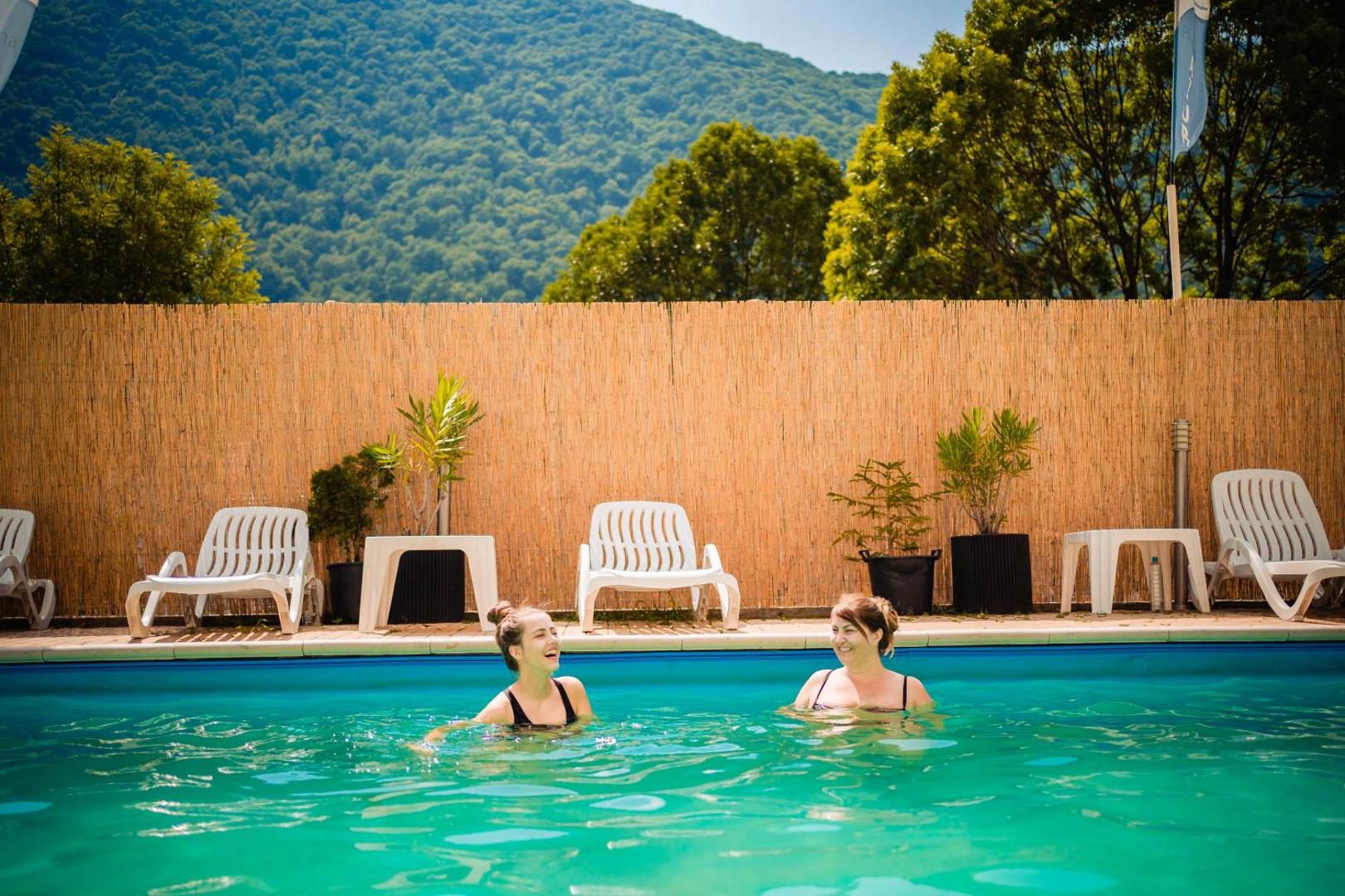 Bacolux Diana Herculane – piscina exterioară cu vedere spre munte Bacolux Diana Herculane – piscina exterioară cu vedere spre munte