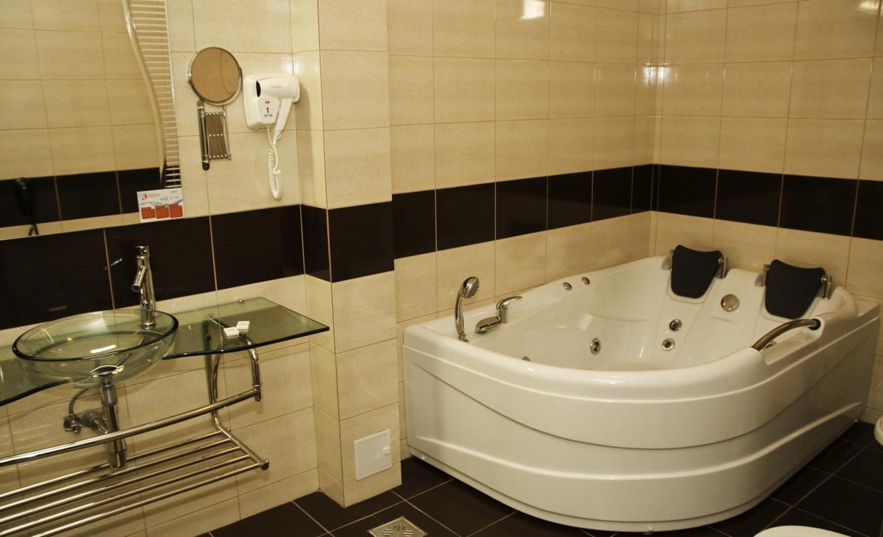 Bacolux Diana Herculane – cadă cu hidromasaj în zona de wellness Bacolux Diana Herculane – cadă cu hidromasaj în zona de wellness