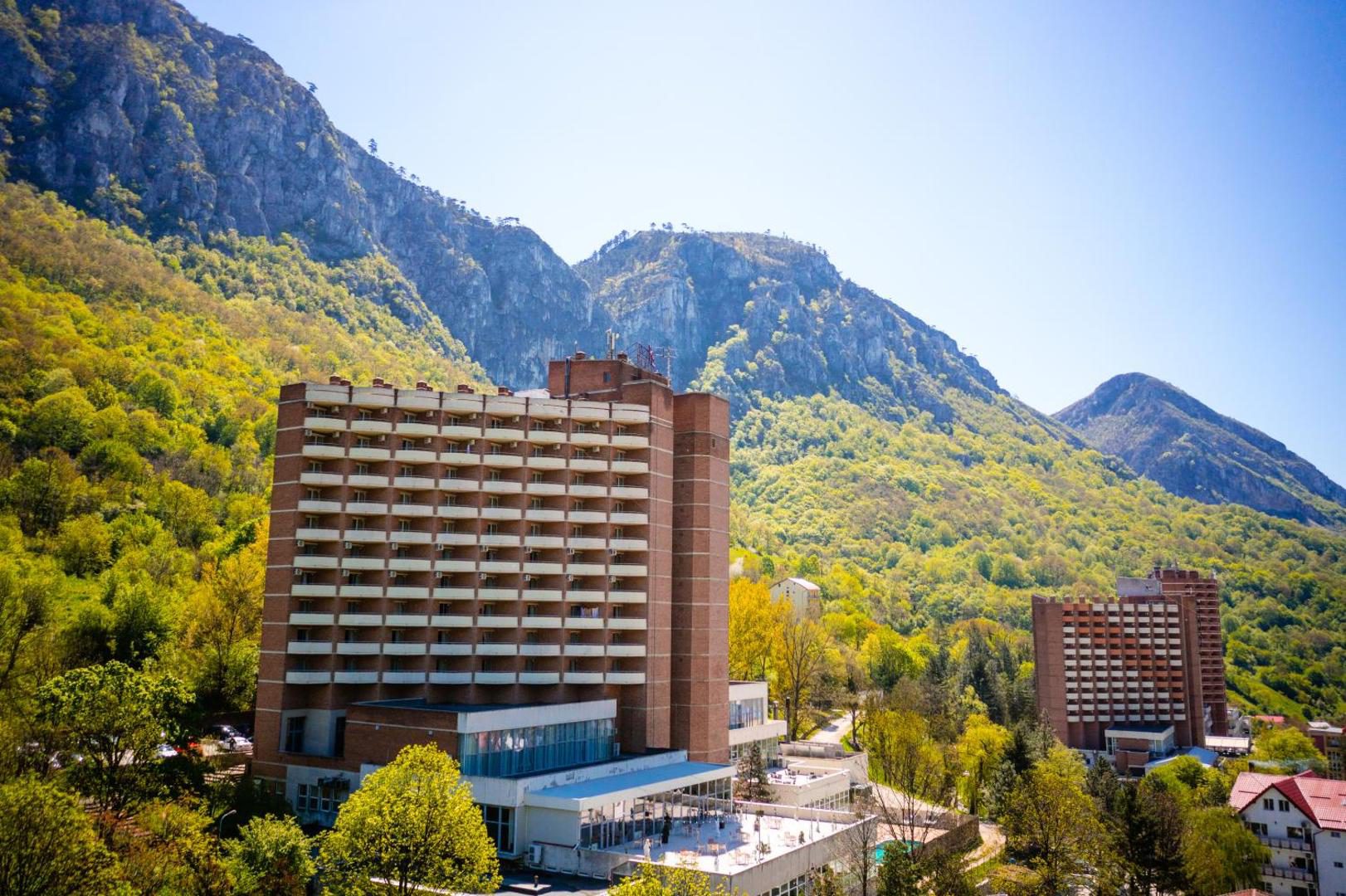 Bacolux Diana Herculane – vedere spre Munții Cernei Bacolux Diana Herculane – vedere spre Munții Cernei