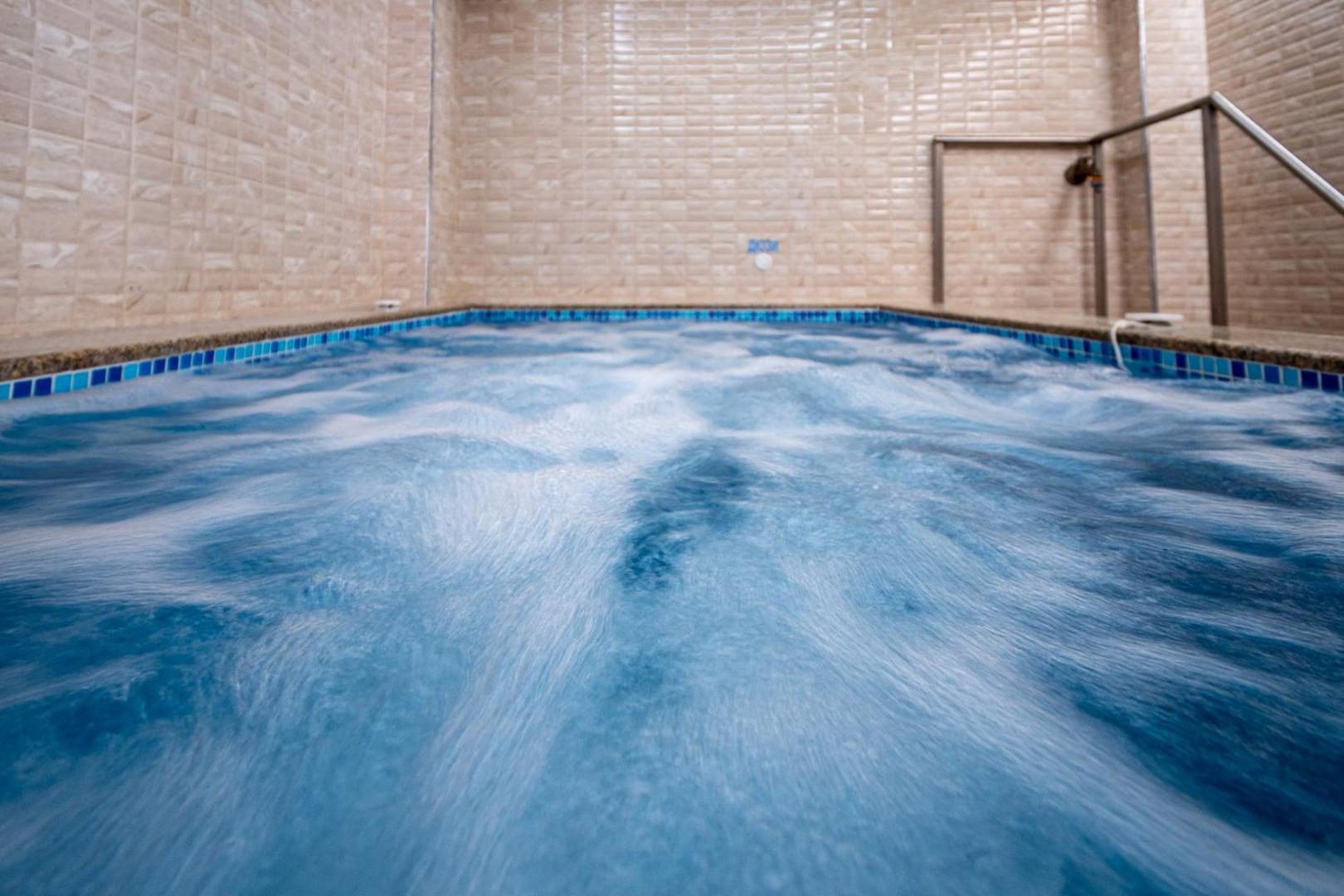 Zonă cu hidromasaj lângă piscină, Баня Аква Ризорт Zonă cu hidromasaj lângă piscină, Баня Аква Ризорт