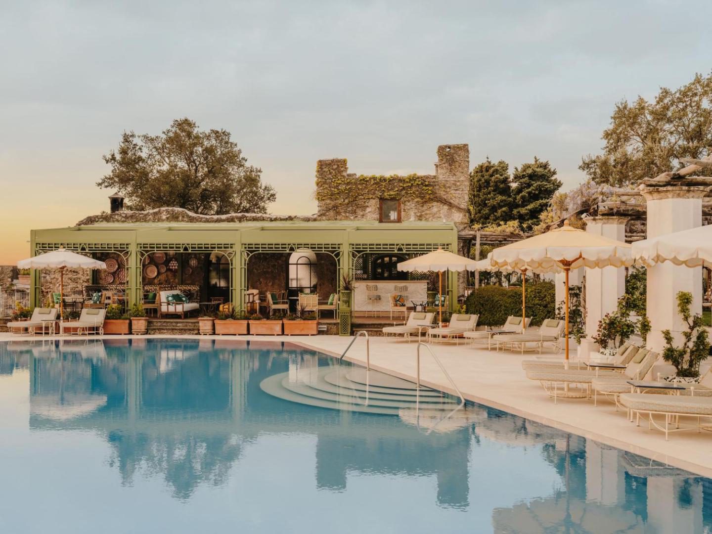Caruso Belmond Ravello – piscina exterioara la asfintit, cu sezlonguri si pavilion istoric Caruso Belmond Ravello – piscina exterioara la asfintit, cu sezlonguri si pavilion istoric