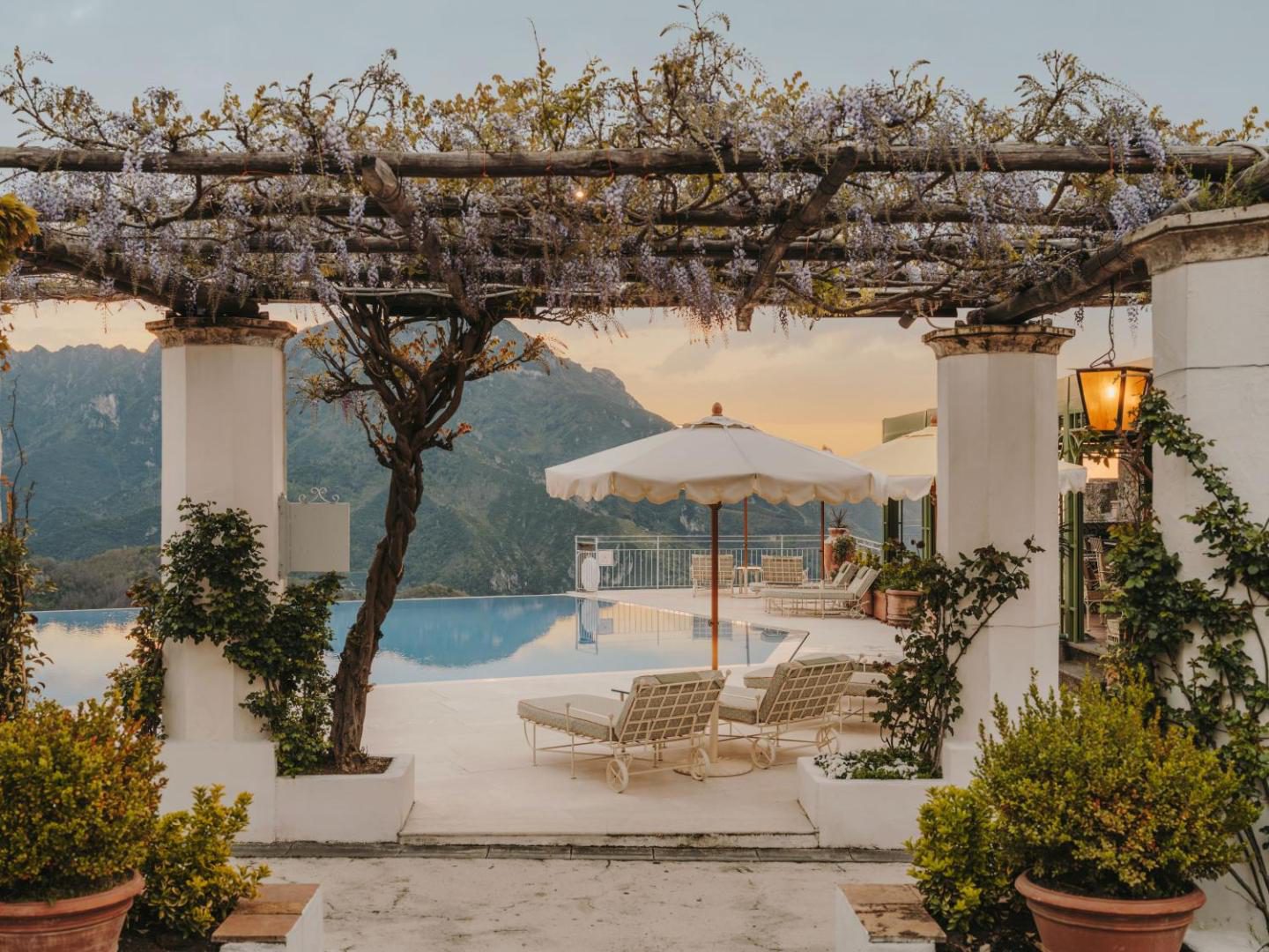 Caruso Belmond Ravello – piscina infinita incalzita, sub pergola cu glicine, vedere la munte Caruso Belmond Ravello – piscina infinita incalzita, sub pergola cu glicine, vedere la munte