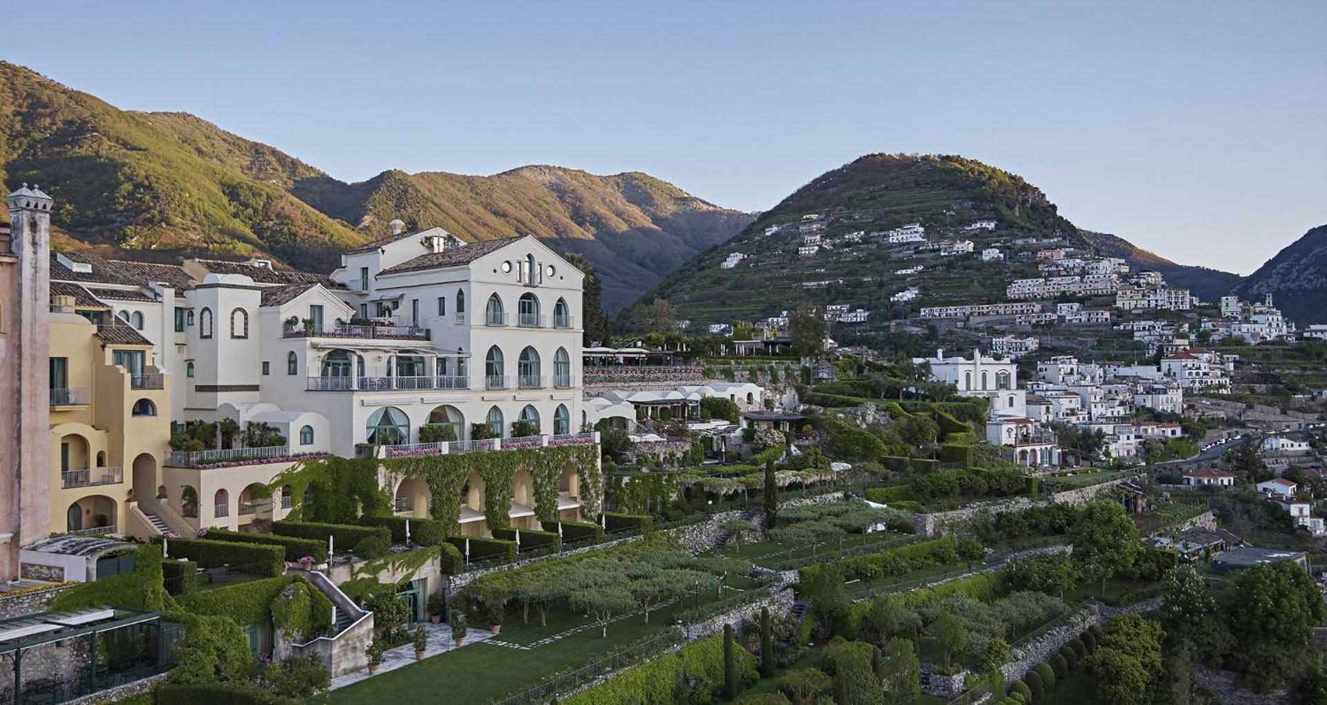 Caruso Belmond Ravello – fatada hotelului istoric, cu vedere la Ravello si munti Caruso Belmond Ravello – fatada hotelului istoric, cu vedere la Ravello si munti