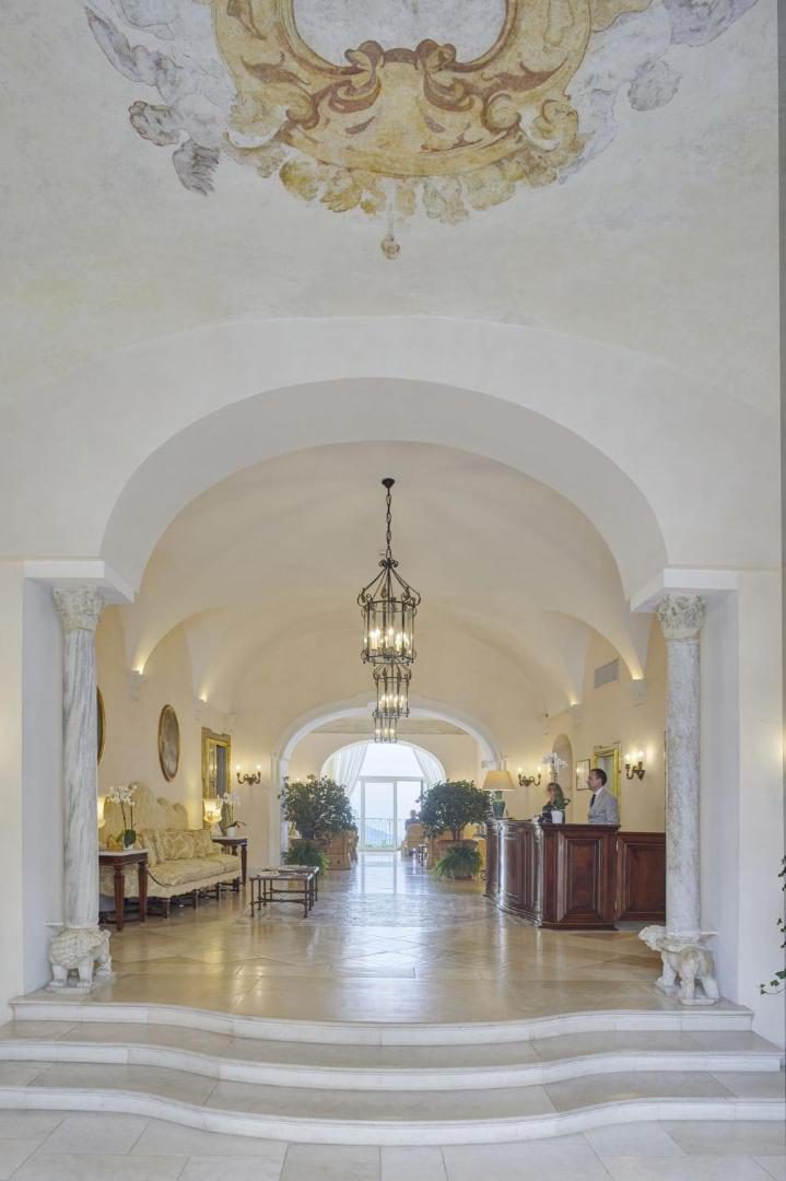 Caruso Belmond Ravello – lobby istoric cu tavan pictat cu fresce Caruso Belmond Ravello – lobby istoric cu tavan pictat cu fresce