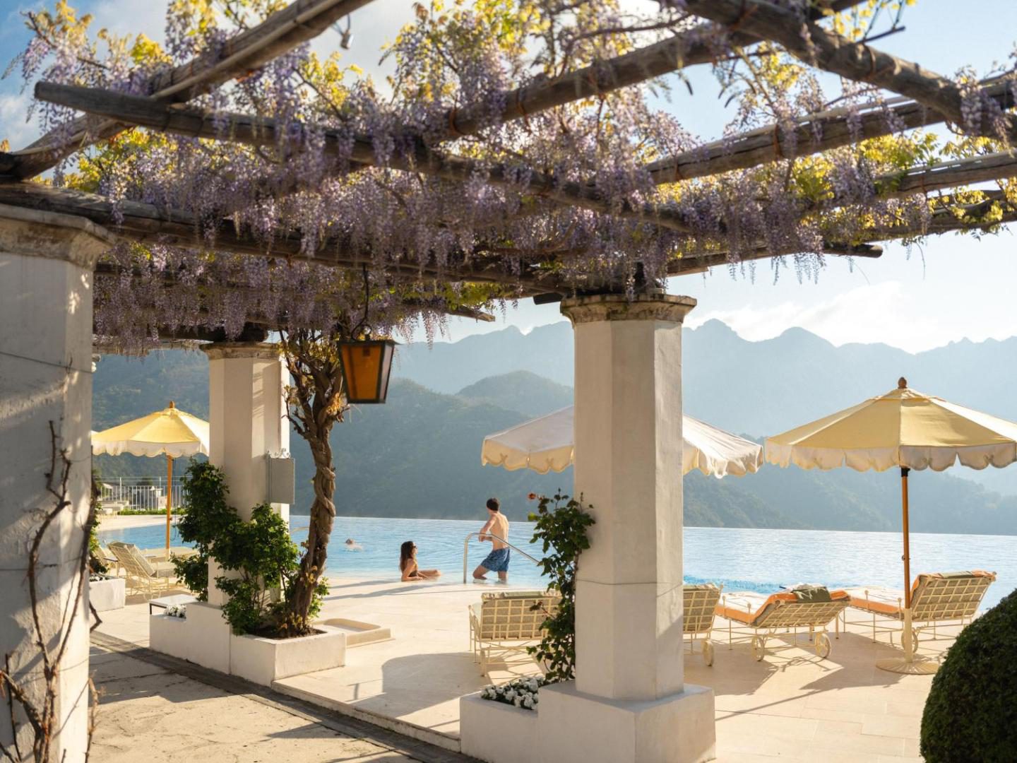 Caruso Belmond Ravello – piscina infinita cu oaspeti, vedere panoramica la munti Caruso Belmond Ravello – piscina infinita cu oaspeti, vedere panoramica la munti