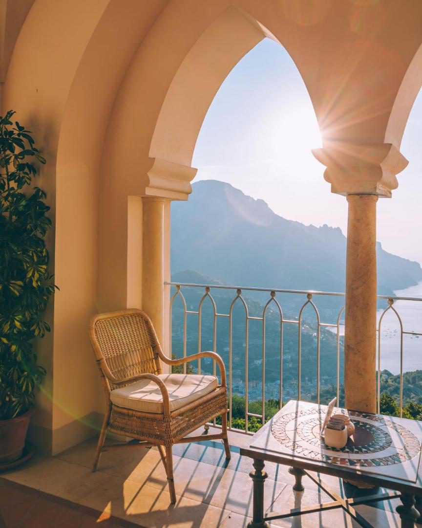 Caruso Belmond Ravello – balcon cu arcade gotice si vedere panoramica la mare Caruso Belmond Ravello – balcon cu arcade gotice si vedere panoramica la mare
