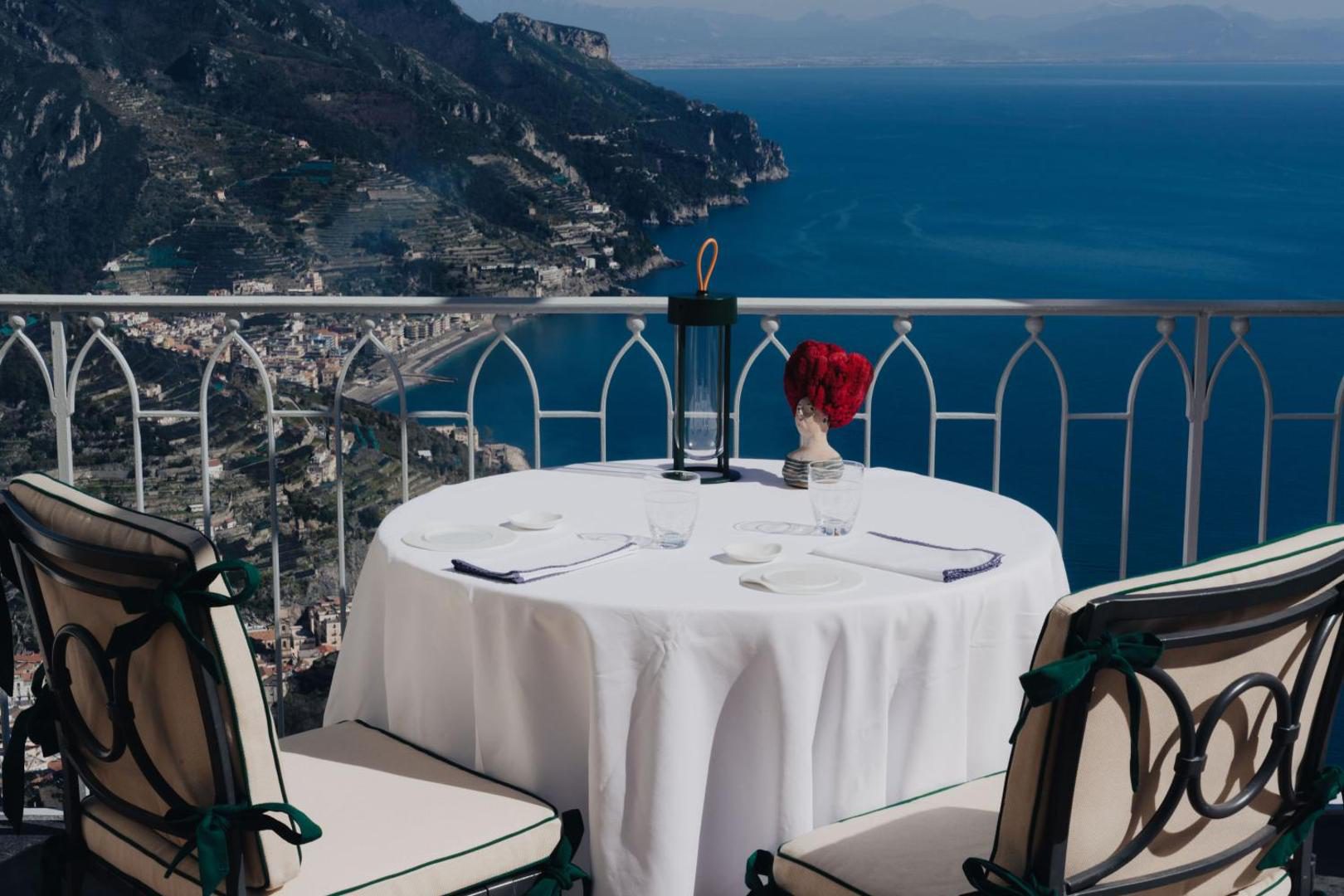 Caruso Belmond Ravello – masa aranjata pe terasa, cu vedere la Golful Salerno Caruso Belmond Ravello – masa aranjata pe terasa, cu vedere la Golful Salerno