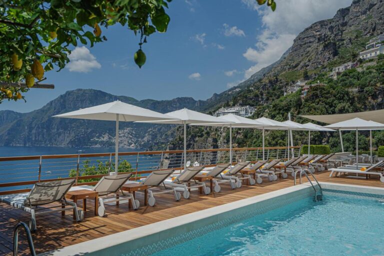 Casa Angelina Praiano – piscina exterioara sub un lamai, cu sezlonguri si vedere panoramica la mare si munti