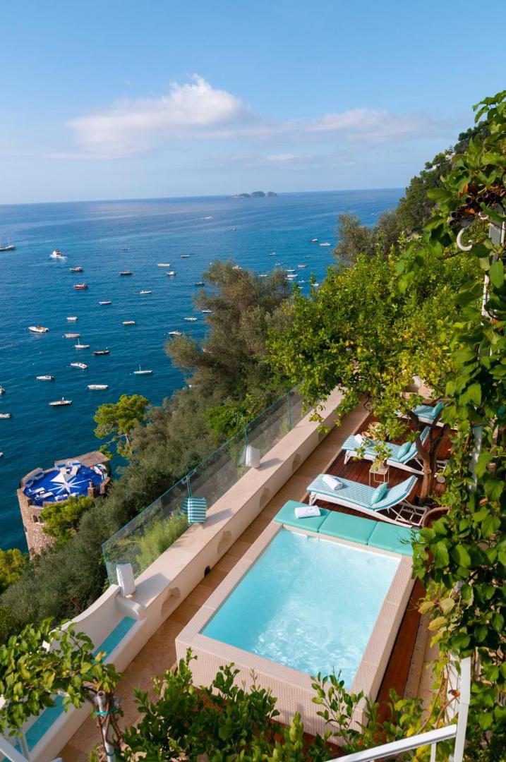 Casa Fioravante Positano – piscina privata pe terasa, vedere de sus la mare si barci ancorate